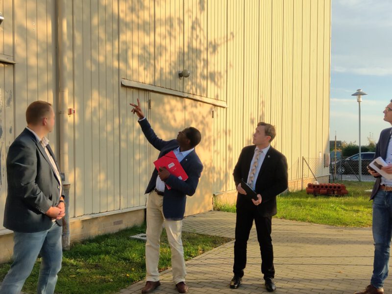 Diaby u. a. vor der Sporthalle Seyda