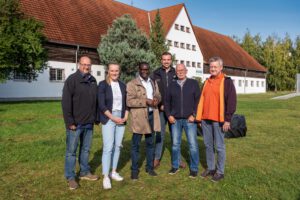 Karamba mit den Aktiven des SV Halle vor der Ringer- und Judohalle im Kreuzvorwerk