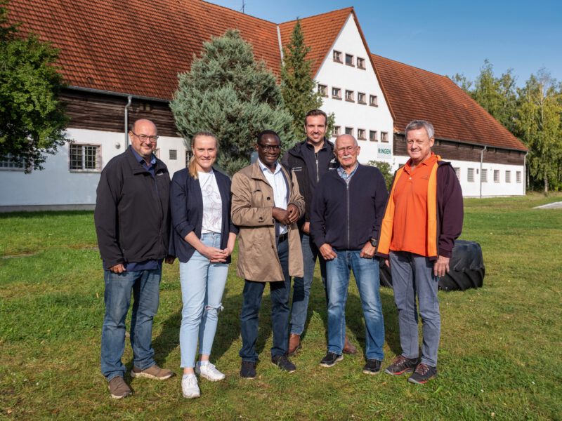 Karamba mit den Aktiven des SV Halle vor der Ringer- und Judohalle im Kreuzvorwerk